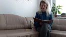 Pani knihovníčka Barbora z Považskej knižnice číta rozprávku z knihy "O železnom Jankovi"