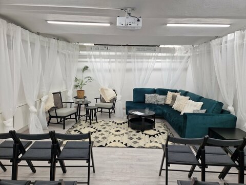 Knižnica-druhý domov pre knihomoľov: nábytková revitalizácia spoločenskej miestnosti vďaka podpore Fondu na podporu umenia