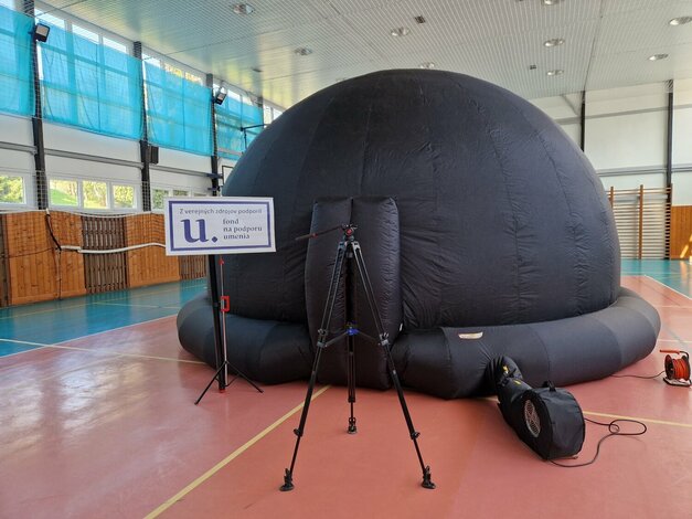 Hvezdáreň v Partizánskom - prenosné digitálne planetárium v telocvični 7. ZŠ v Považskej Bystrici