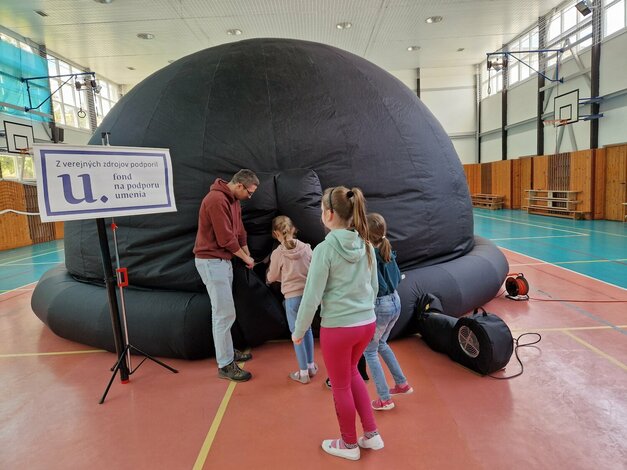 Hvezdáreň v Partizánskom - prenosné digitálne planetárium v telocvični 7. ZŠ v Považskej Bystrici II.