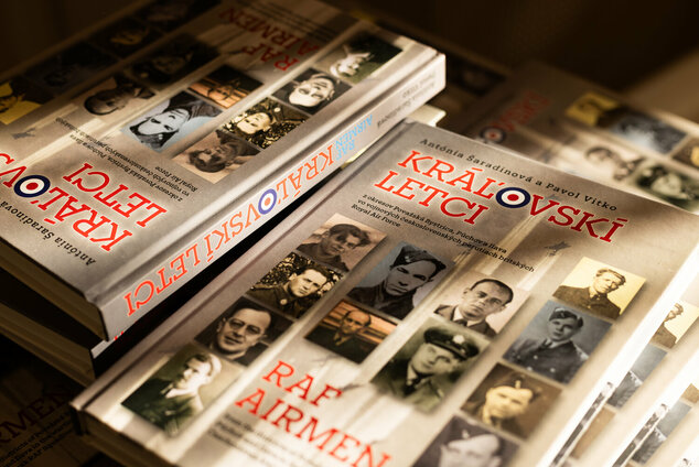 Krst knihy kráľovskí letci - 1. Obálka knihy Kráľovskí letci