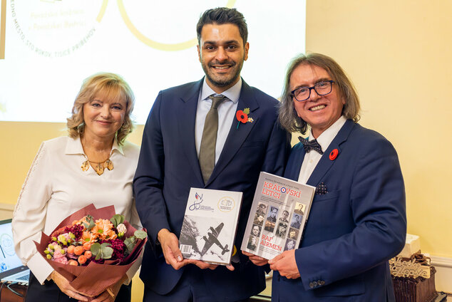 Krst knihy kráľovskí letci - 5. Krst knihy počas osláv 100. výročia Považskej knižnice v Považskej Bystrici dňa 7.11.2025 – Antónia Šaradinová, Bilal Zahid, Pavol V (1)