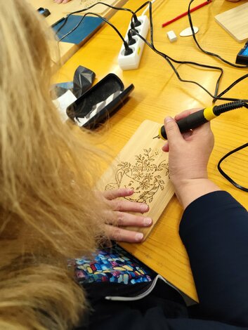 Tvorivé dielne pre seniorov - pyrografia