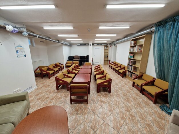 Knižnica-druhý domov pre knihomoľov: nábytková revitalizácia spoločenskej miestnosti vďaka podpore fondu na podporu umenia - 20230808_144813