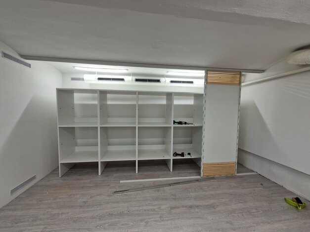 Knižnica-druhý domov pre knihomoľov: nábytková revitalizácia spoločenskej miestnosti vďaka podpore fondu na podporu umenia - 20250429_100552