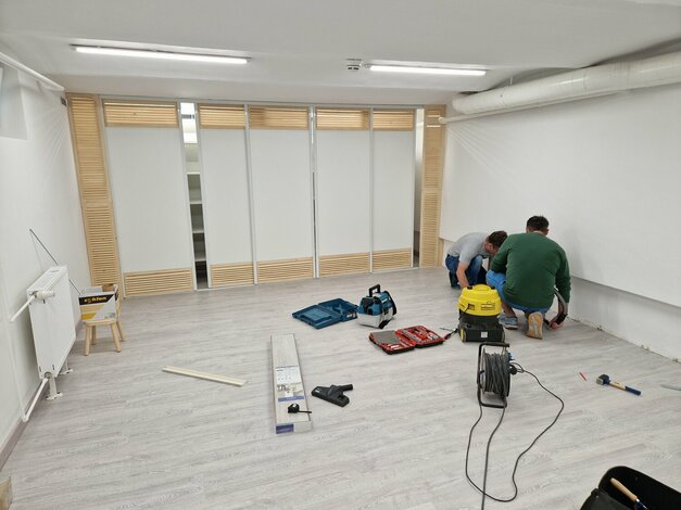 Knižnica-druhý domov pre knihomoľov: nábytková revitalizácia spoločenskej miestnosti vďaka podpore fondu na podporu umenia - 20250506_133318