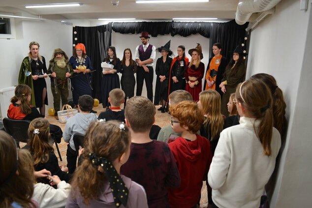 Knižnica-druhý domov pre knihomoľov: nábytková revitalizácia spoločenskej miestnosti vďaka podpore fondu na podporu umenia - 497914998_1282064397253177_5976389350685696940_n