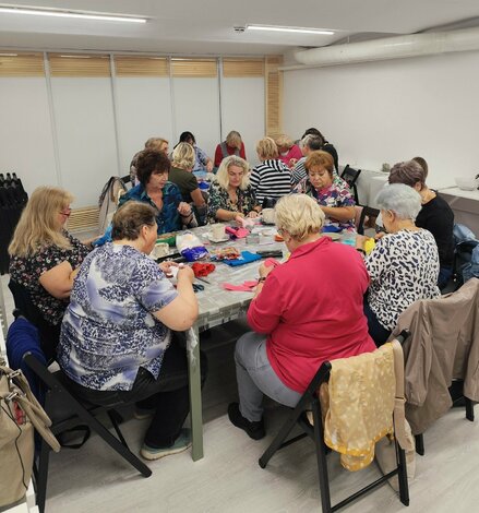 Knižnica-druhý domov pre knihomoľov: nábytková revitalizácia spoločenskej miestnosti vďaka podpore fondu na podporu umenia - 550065237_1402153348577614_362097211290647805_n