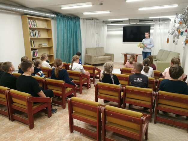 Knižnica-druhý domov pre knihomoľov: nábytková revitalizácia spoločenskej miestnosti vďaka podpore fondu na podporu umenia - IMG_20231113_100121