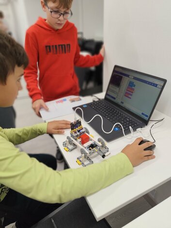 Knižnica-druhý domov pre knihomoľov: nábytková revitalizácia spoločenskej miestnosti vďaka podpore fondu na podporu umenia - IMG_20250926_105925