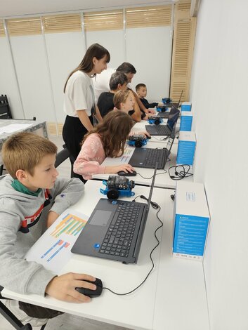 Knižnica-druhý domov pre knihomoľov: nábytková revitalizácia spoločenskej miestnosti vďaka podpore fondu na podporu umenia - IMG_20250926_145637