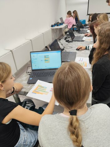 Knižnica-druhý domov pre knihomoľov: nábytková revitalizácia spoločenskej miestnosti vďaka podpore fondu na podporu umenia - IMG_20251020_104348