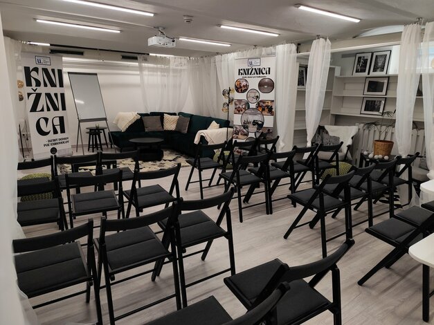 Knižnica-druhý domov pre knihomoľov: nábytková revitalizácia spoločenskej miestnosti vďaka podpore fondu na podporu umenia - IMG_20260304_113052