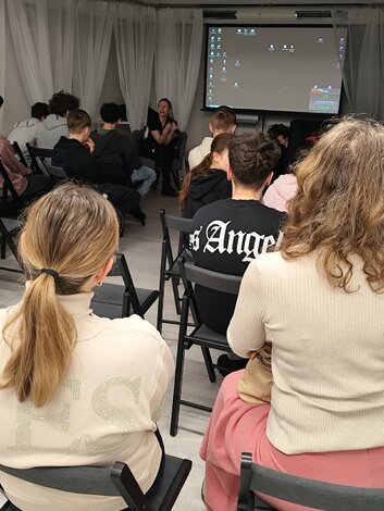 Npor. mgr. zuzana zlatošová - prevencia šikany, kyberšikany a trestno-právna zodpovednosť - Img 20260216 100613