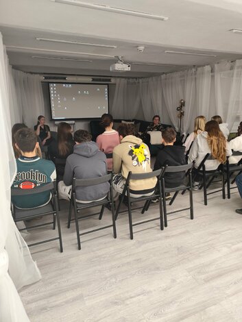 Npor. mgr. zuzana zlatošová - prevencia šikany, kyberšikany a trestno-právna zodpovednosť - IMG_20260220_085558