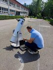 Boris Kardoš pri balení teleskopu na sledovanie Slnka