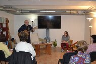 Literárno-vzdelávací kurz „spoznaj svoj región“ v. - 15. Beseda s Jozefom Pobočíkom - hra na gitare