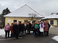 Jesenný literárno-vzdelávací kurz „spoznaj svoj región“ vi. - 6. Kurzisti v obci Pružina pred farou, na ktorej pôsobil Štefan Závodník (24.11.2025)